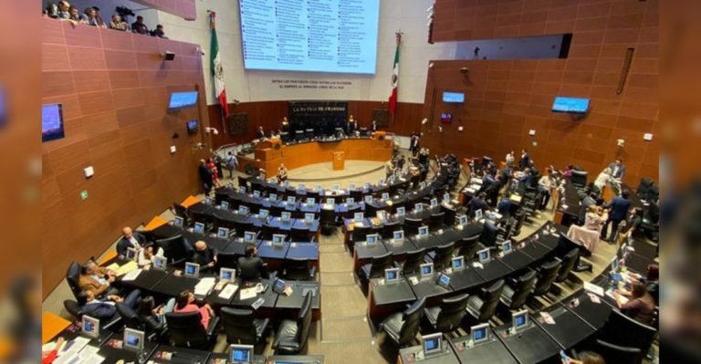 Senadores panistas proponen suspender pagos de hipotecas y luz por tres meses
