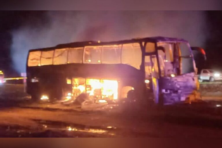 Se incendia camión de pasajeros después de accidente, venían estudiantes de Durango