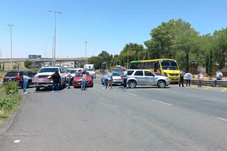 Bloquean el acceso norte a Zacatecas, exigen localización de jóvenes desaparecidas