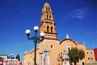 Comerciantes del Centro Histórico de Fresnillo exigen rehabilitación de banquetas