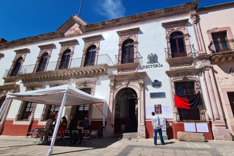 Jubilados del SPAUAZ se manifiestan en rectoría por adeudo de pagos