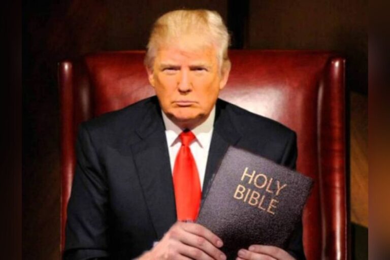 Trump lanza su propia Biblia ”God Bless the USA Bible” en medio de presiones financieras