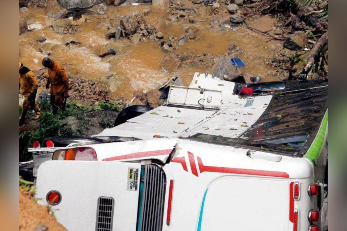 Al menos siete personas murieron y más de 20 heridos, en su mayoría niños; cuando un autobús escolar se salió de la carretera y cayó al río Orontes, Siria
