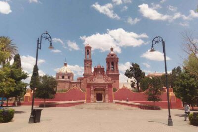 Del comercio colonial al espacio público: la historia viva del Jardín Juárez