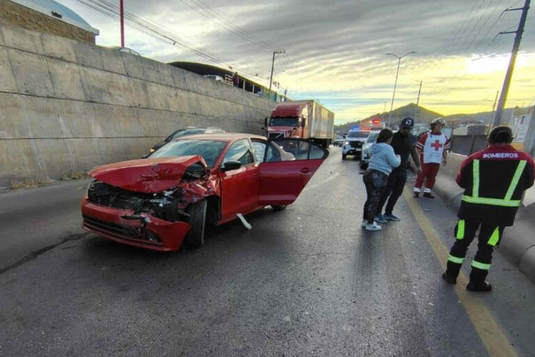 Chocan en Tránsito Pesado cerca de la colonia Estrella de Oro