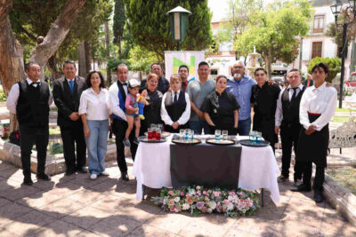 Realizan tradicional carrera de meseros en Jerez