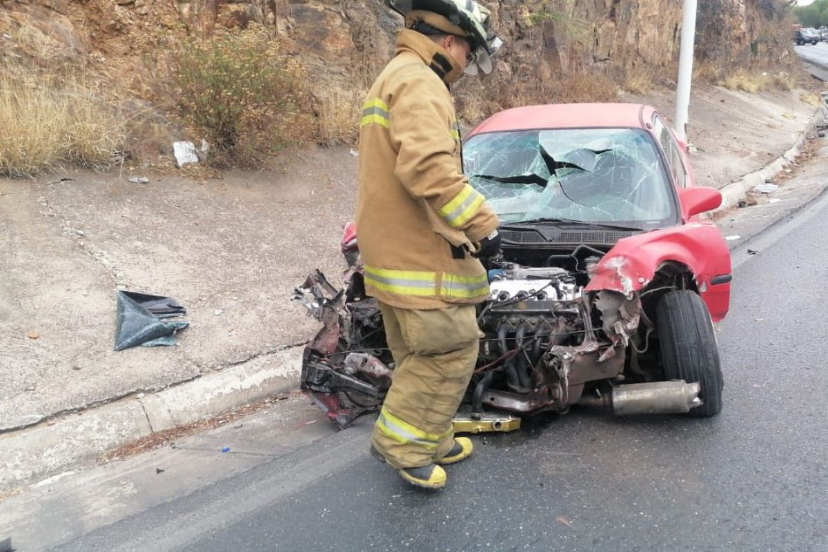 Accidente en el Boulevard José López Portillo: trasladan al conductor al hospital.