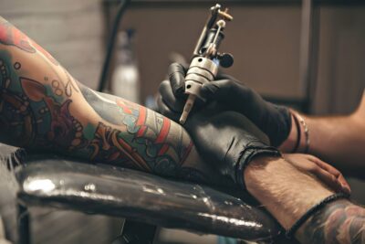 Alertan por famosa tinta para tatuajes contaminada con bacterias