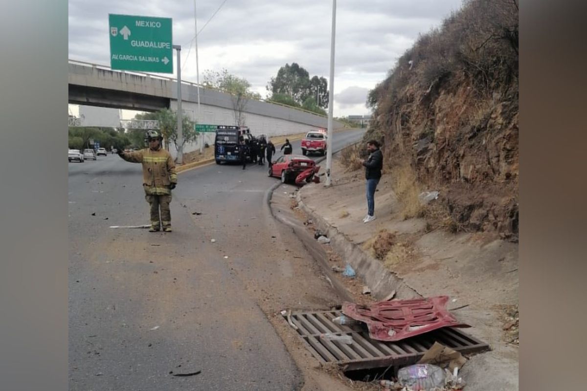 Accidente en el Boulevard José López Portillo: trasladan al conductor al hospital.