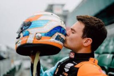 El mexicano Pato O’Ward presenta su casco para Indy 500