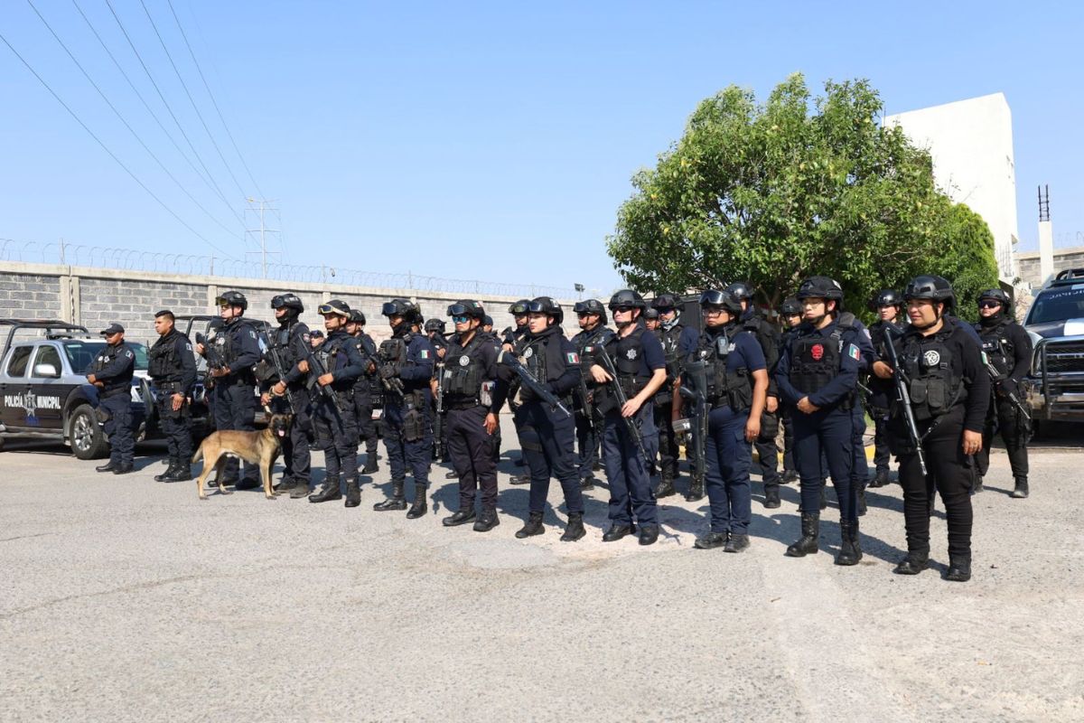 Rodrigo Ureño entre equipamiento a elementos de seguridad de Jerez.