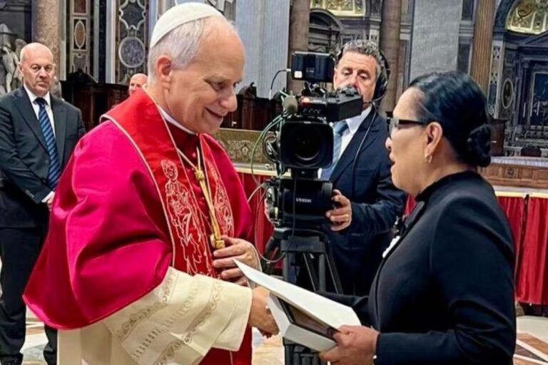 Rosa Icela hace entrega de invitación al Papa León XIV para que visite México