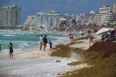 Numerosas playas de Cancún generan afectaciones por sargazo