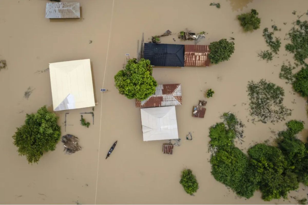 Inundaciones dejan más de 115 muertos y aldeas sumergidas en Nigeria.