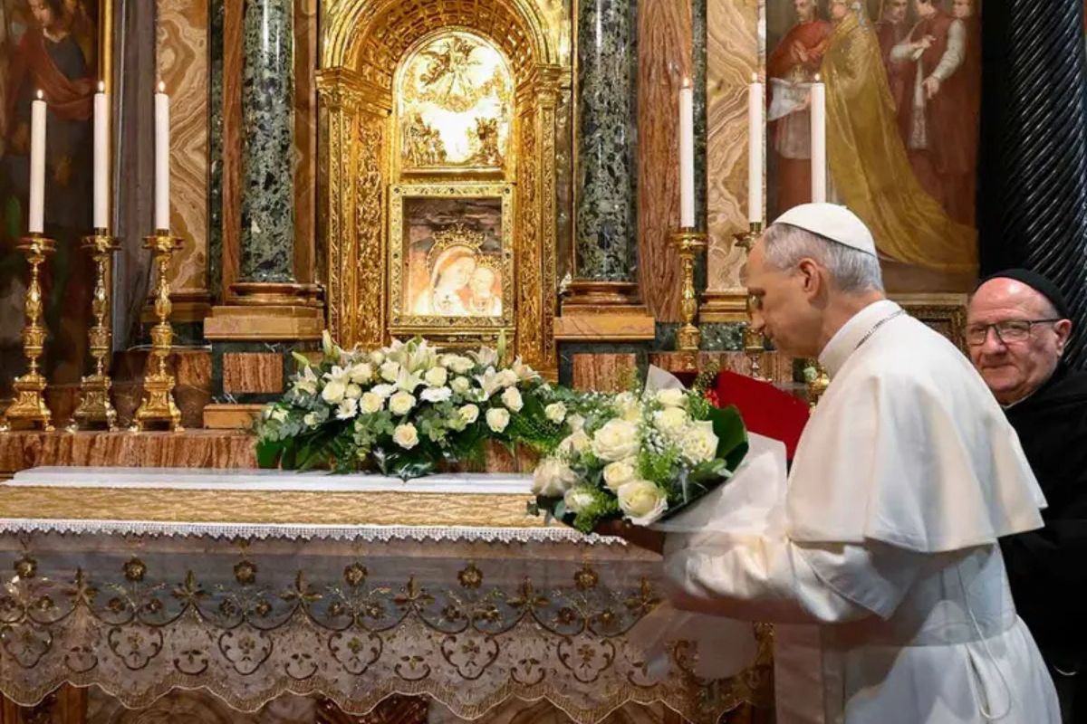 Papa León XIV visita la tumba de Francisco en basílica de Roma.