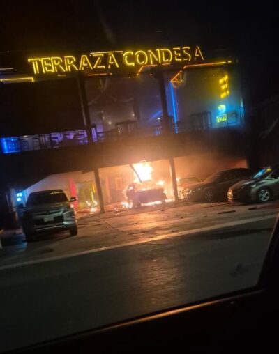Explosión de vehículo en bar del bulevar moviliza a cuerpos de emergencia