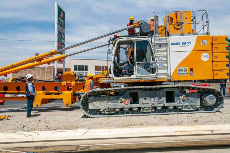 Acata Secretaría de Obras Públicas resolución judicial; inicia retiro de maquinaria