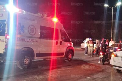 Mujer en motocicleta es impactada por camioneta y resulta lesionada en Fresnillo