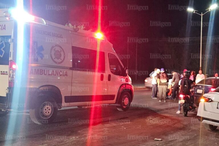 Mujer en motocicleta es impactada por camioneta y resulta lesionada en Fresnillo