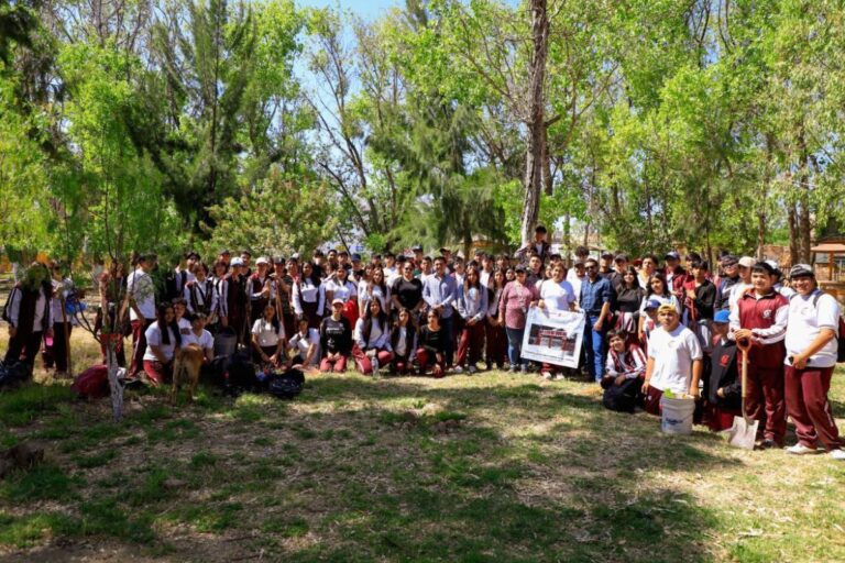 Servicios Públicos y la dirección de Parques de Fresnillo realiza limpieza del parque la Lagunilla