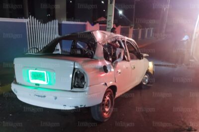 Fuerte volcadura de automóvil deja a joven herido en El Mineral