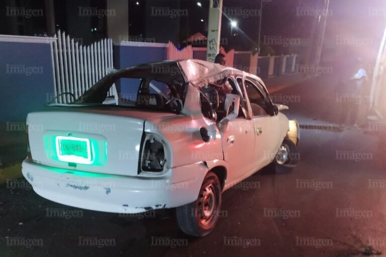 Fuerte volcadura de automóvil deja a joven herido en El Mineral