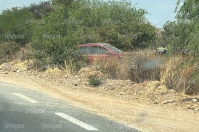 Vehículo termina volcado en una salida de camino sobre la carretera Plateros-Las Mercedes