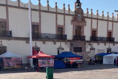 Maestros cumplen una semana de protestas y mantienen plantón