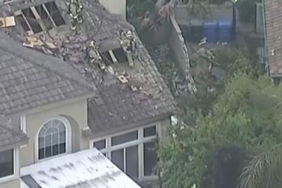 Avioneta se estrella contra casas en Los Ángeles, California; hay dos muertos