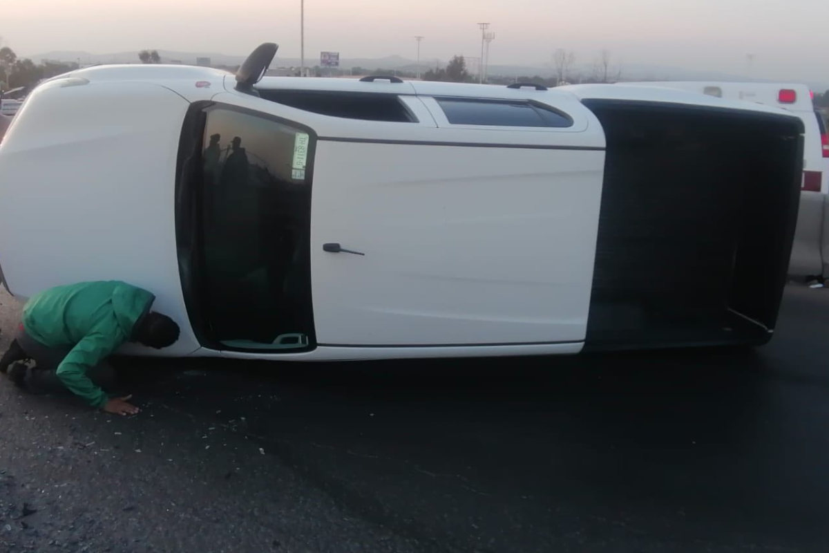 Vuelca camioneta sobre Tránsito Pesado en Guadalupe