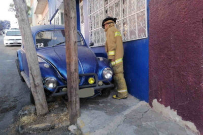 Choca vochito contra un árbol en la Colonia Minera; no hubo heridos