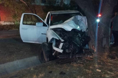 Conductor en presunto estado de ebriedad choca contra árbol en el bulevar López Portillo
