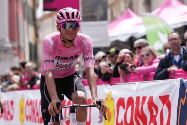 El mexicano Isaac del Toro conserva la ‘maglia’ rosa del Giro de Italia 2025