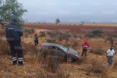Se registra volcadura de un vehículo que queda con daños materiales en el Mineral