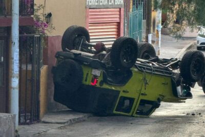 Vuelca camioneta Jeep en la calle Altamira en el centro de la capital zacatecana