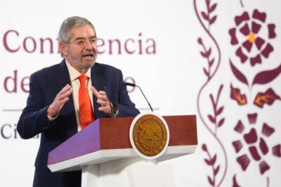 Canciller mexicano plantea al secretario de Estado de EU revertir arancel a remesas de paisanos
