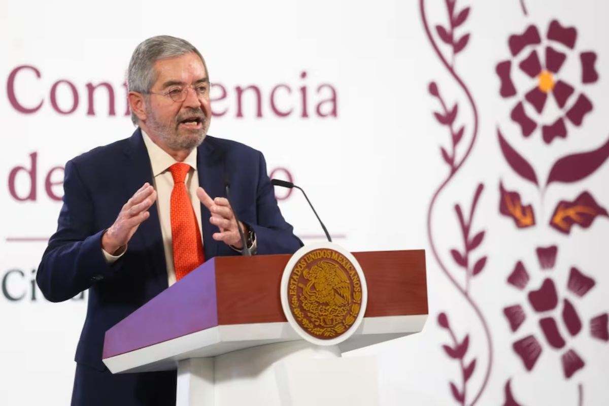 Canciller mexicano plantea al secretario de Estado de EU revertir arancel a remesas de paisanos