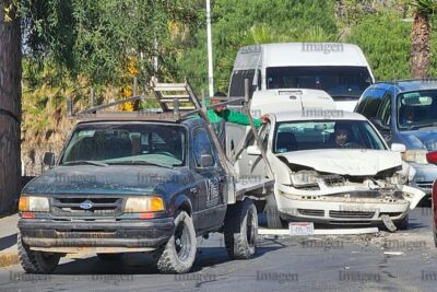 Dos automóviles impactan en el cruce de la Calzada Proaño y Paseo del Mineral