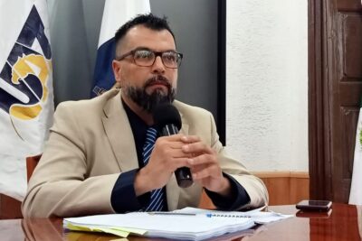 Confronta rector demanda legal; le sustituye Flores de la Torre  ZACATECAS.- Luego de que el rector Rubén Ibarra Reyes fuera detenido la noche de este viernes bajo la presunción de violación equiparada, el secretario general de la UAZ, Armando Flores de la Torre, dijo que la universidad seguirá trabajando de manera institucional.  Oficialmente, la Fiscalía General de Justicia del Estado confirmó que el delito por el que se acusa a Ibarra Reyes, corresponde a una figura de violación equiparada.  “El procedimiento que está atendiendo en estos momentos el rector Rubén Ibarra Reyes es totalmente personal y no tiene nada que ver con la institución”, precisó el funcionario universitario.  Ante ello, dijo que esperarán las medidas declaradas por las autoridades competentes externas, por lo que UAZ -por medio del máximo órgano de gobierno, que es el consejo universitario-, puede emitir un llamado o un pronunciamiento relativo a la ruta que debe continuar esta institución en tanto duran los hechos bajo los que se inculpa al funcionario universitario.  “En tanto, como encargado del despacho de la secretaría general, en este momento garantizo a la institución que todos los procedimientos están garantizados por la vía institucional”, precisó Flores de la Torre.  A eso añadió que “la institución no es una persona, no soy yo, no es un miembro de la comunidad educativa o académica sino que somos todos los universitarios que la hacemos posible, sus tres sectores: docente, estudiantil y administrativo”.  Flores de la Torre dio a conocer que en tanto que esos acontecimientos ocurren, “nuestra institución no se encuentra acéfala, por lo que la Ley Orgánica brinda al secretario general la posibilidad de sustituir de manera ordinaria al rector”.  Dijo que, ante ello, él será el encargado de seguir atendiendo todo el quehacer universitario con toda la responsabilidad que ello implica hasta la conclusión del actual periodo.  “Les quiero comunicar que ese amor me permite dar la cara por la institución y que la normatividad brinda la posibilidad de atender cualquier problema porque se así se encuentra establecido dentro de la Ley Orgánica y el consejo universitario”.  Sobre el hecho que confronta Ibarra Reyes, estableció no saber al respecto cuáles serían las definiciones de las autoridades competentes y afirmó que todas las actividades universitarias continuarán adelante, “no se detiene ninguna, porque el secretario general es el sustituto ordinario del rector”.   Trascendió que este mismo sábado se llevó a cabo una audiencia en la que se determinaría la vinculación a proceso de Rubén Ibarra Reyes por la presunta comisión de violación equiparada.