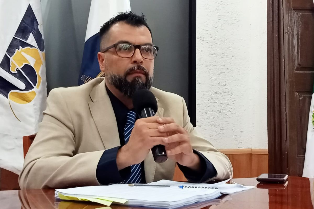 Confronta rector demanda legal; le sustituye Flores de la Torre