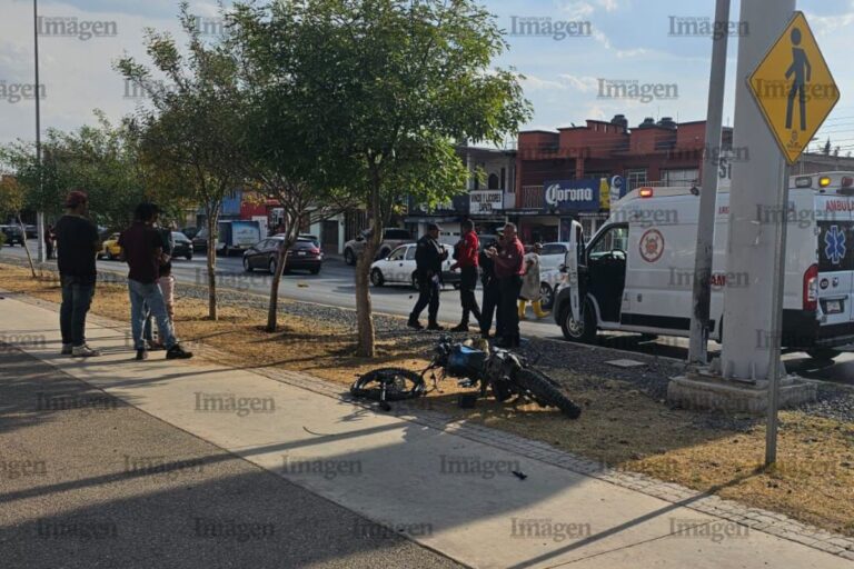 Accidente entre automóvil y moto en Fresnillo deja a motociclista entre la vida y la muerte