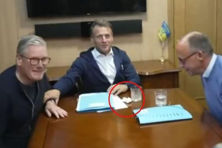 ¿Pañuelo o cocaína? Video de Emmanuel Macron en tren a Kiev desata ola de teorías conspirativas