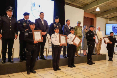 Entrega Javier Torres uniformes y equipo a la Policía Municipal
