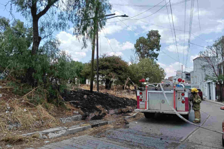 Protección Civil controla incendio en la colonia Benito Juárez