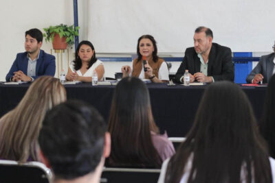 Julieta del Río Venegas presenta su libro ante jóvenes de la UAZ Campus Jalpa