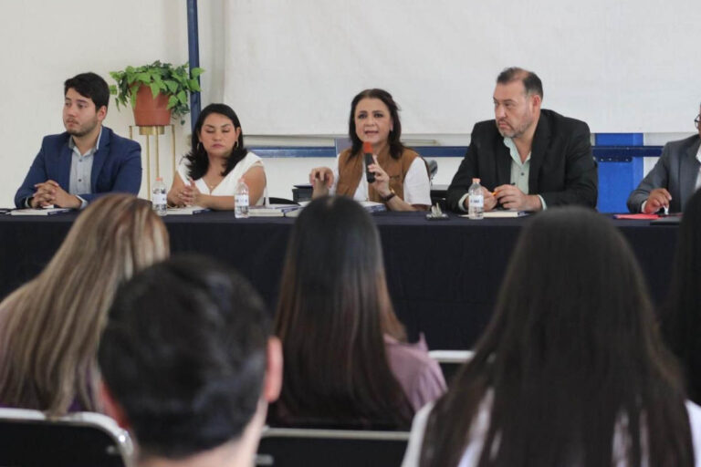 Julieta del Río Venegas presenta su libro ante jóvenes de la UAZ Campus Jalpa