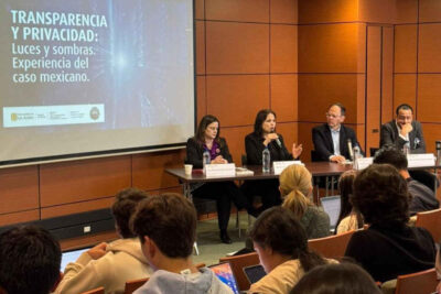 Julieta del Río presenta su libro ante jóvenes de la Universidad de los Andes, en Colombia