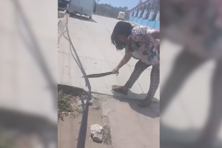 Mujer corta mangueras con un machete y deja sin agua a una comunidad de Oaxaca