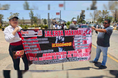 Maestros de la Sección 34 del SNTE se manifiestan contra la Ley del ISSSTE 2007 en Fresnillo
