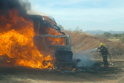 Se incendia tráiler con carga de alfalfa en la carretera federal 45